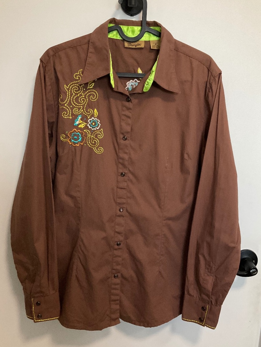 Wrangler western shirt with floral embroidery and rhinestones - size medium